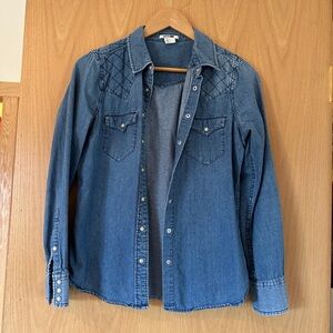 Levi’s denim button up, size medium (fits like small). Like new condition.